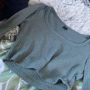 scoop neck long sleeve crop top